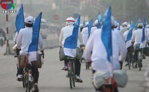 Elderly bicyclists support Vote for Ha Long Bay Campaign - ảnh 6